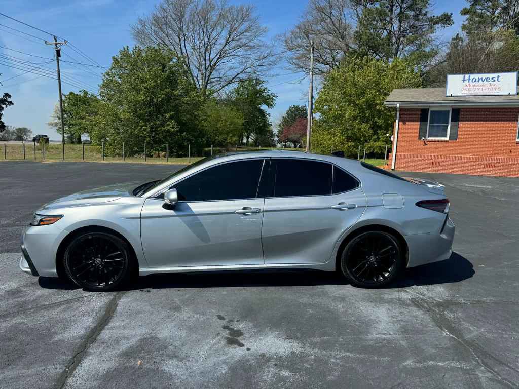 Used 2021 Toyota Camry XSE FWD image 3