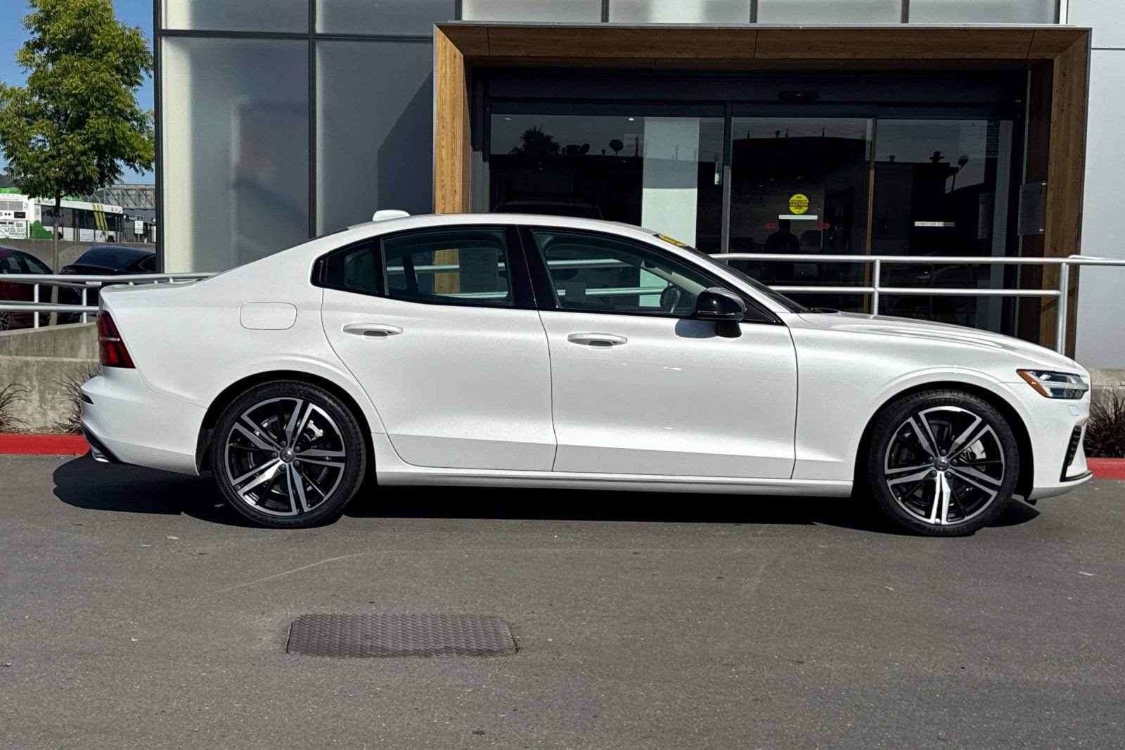 Used 2022 Volvo S60 T8 R-Design Expression w/ Premium Package AWD/4WD image 8