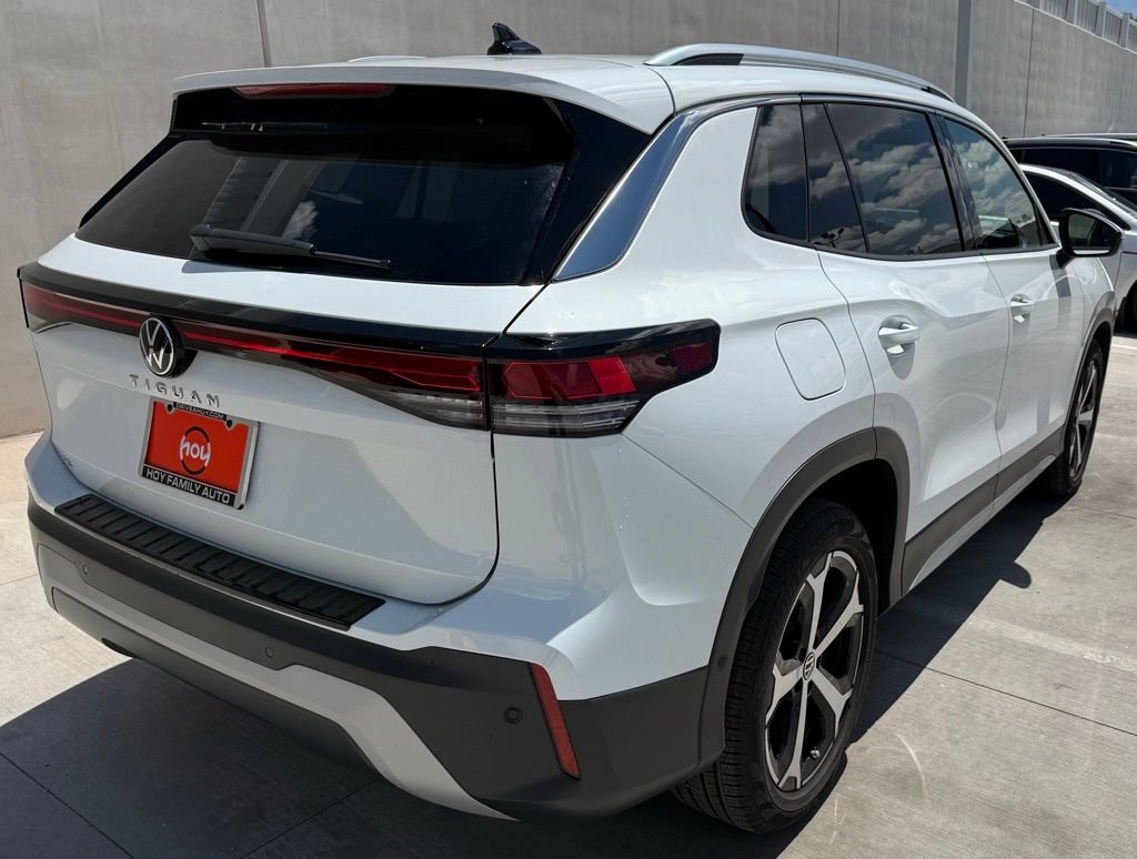 Certified 2025 Volkswagen Tiguan SE FWD image 8