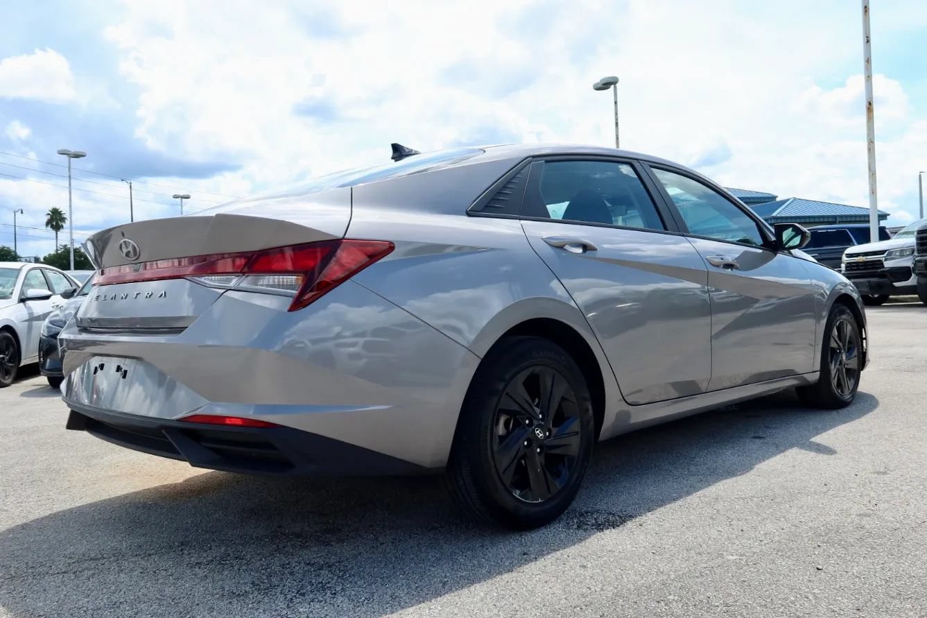 Used 2023 Hyundai Elantra SEL FWD image 2