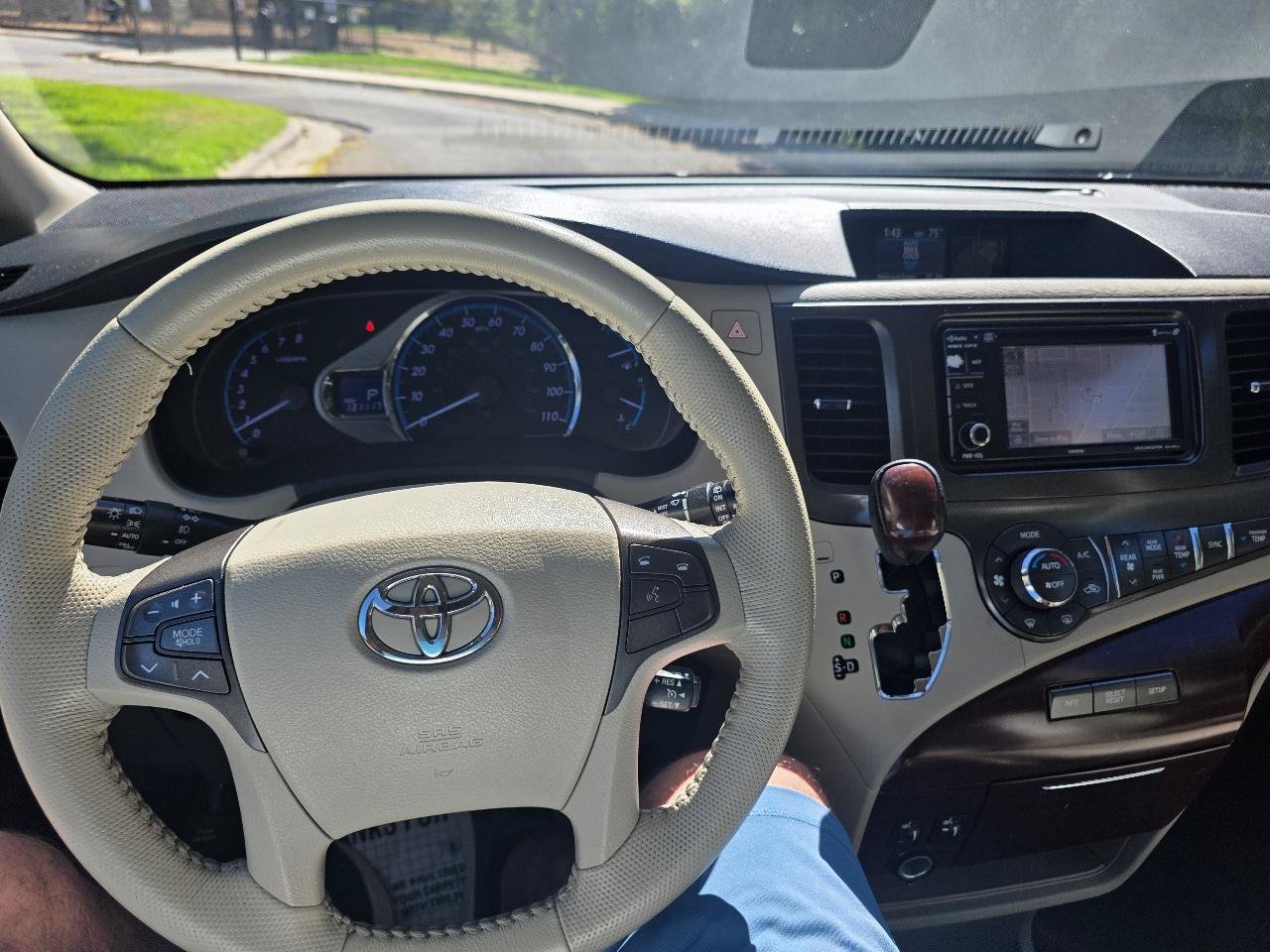 Used 2012 Toyota Sienna XLE FWD image 17