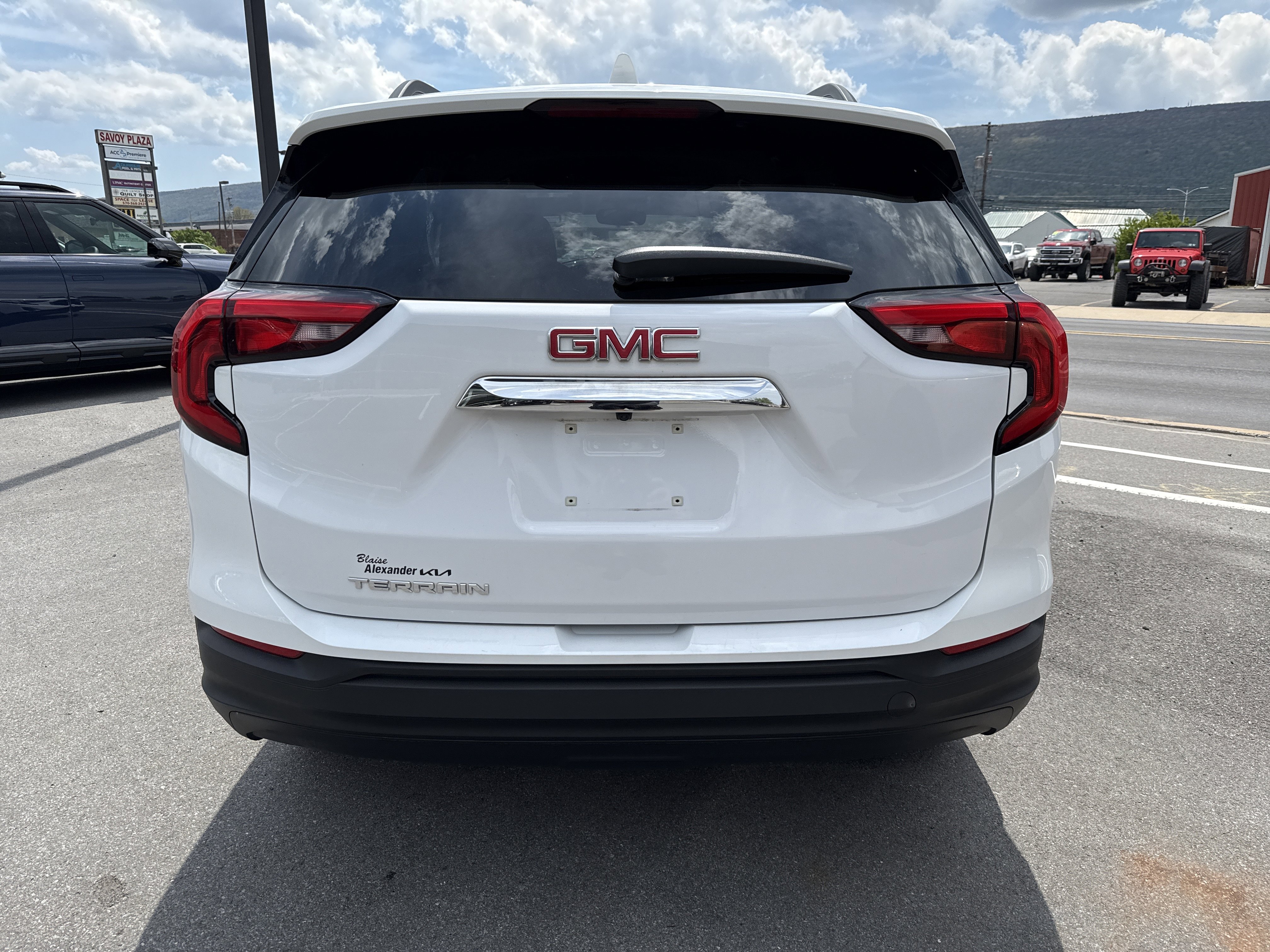 Used 2021 GMC Terrain SLE w/ Driver Convenience Package FWD image 4