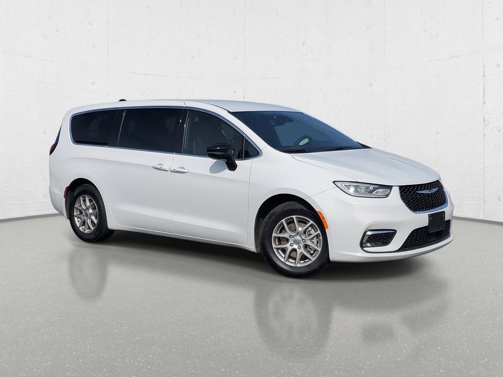 Used 2025 Chrysler Pacifica Select image 2