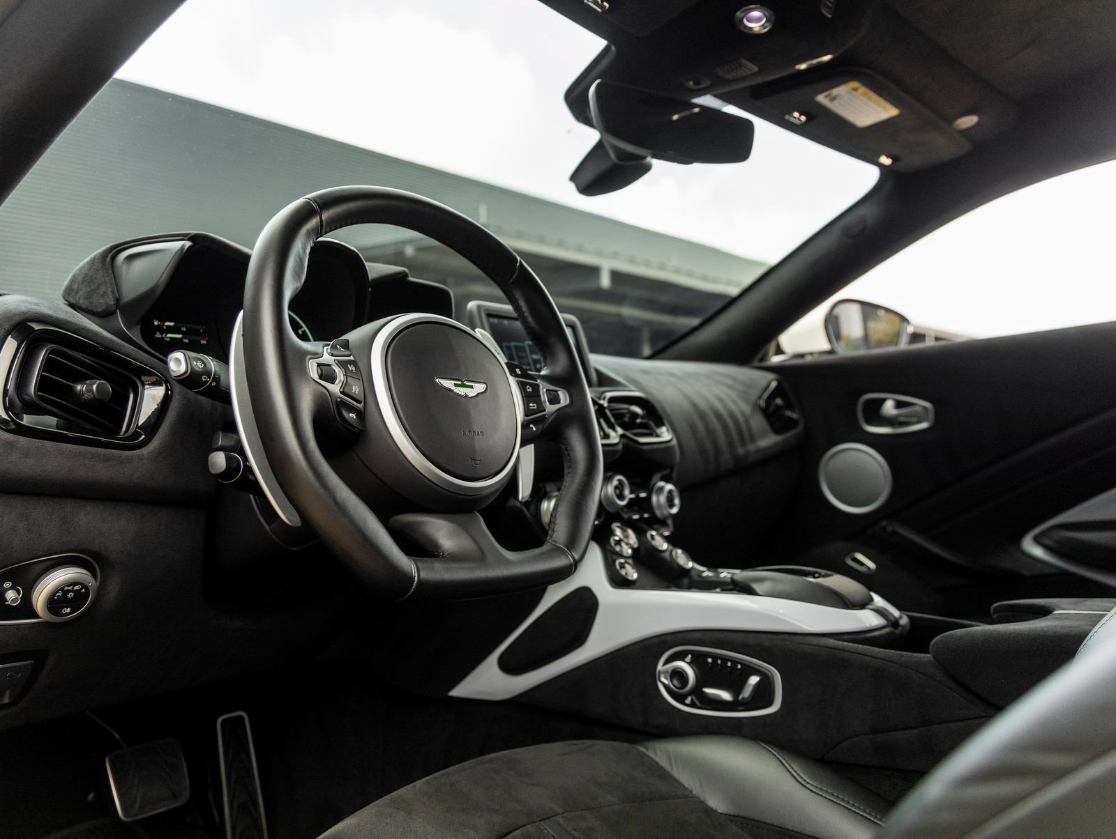 Used 2019 Aston Martin V8 Vantage Coupe RWD image 24