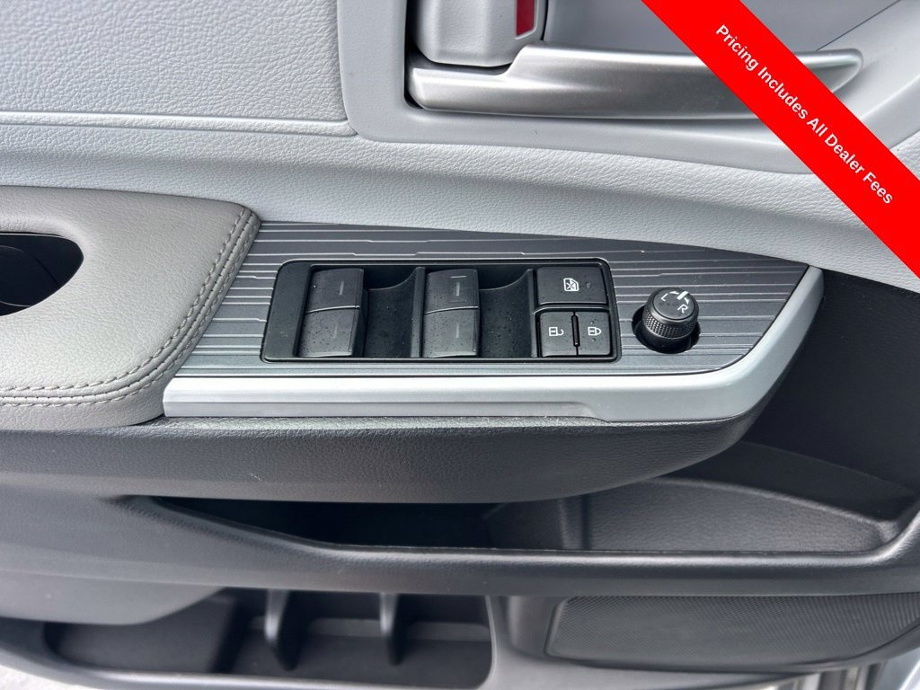 Used 2026 Toyota Sienna XLE FWD image 5
