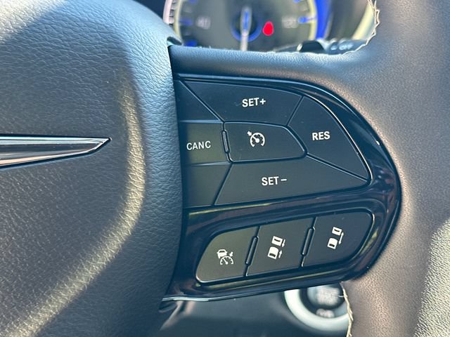 Used 2025 Chrysler Pacifica Limited AWD/4WD image 33