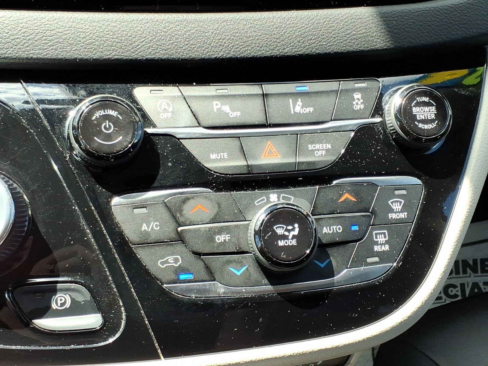 Used 2024 Chrysler Pacifica Touring-L FWD image 25