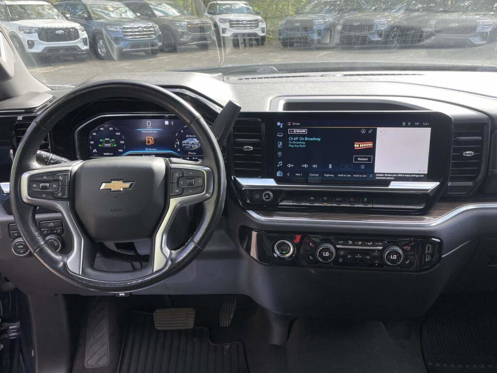 Used 2022 Chevrolet Silverado 1500 LT AWD/4WD image 2