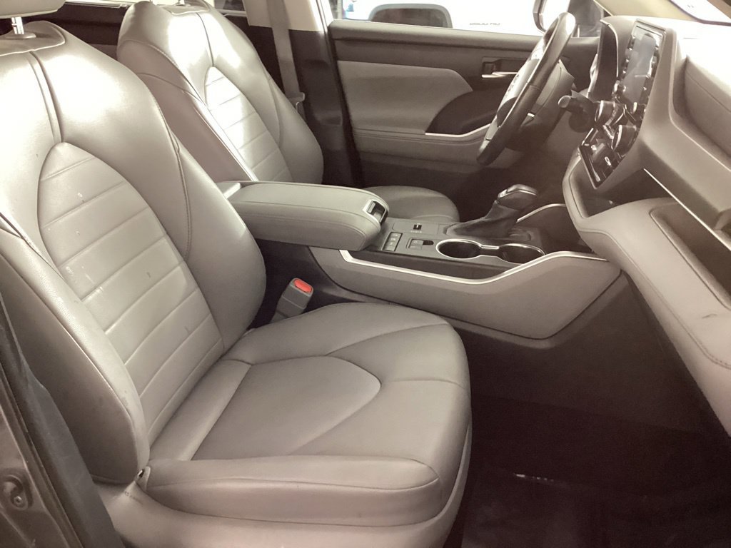 Used 2022 Toyota Highlander XLE AWD/4WD image 18