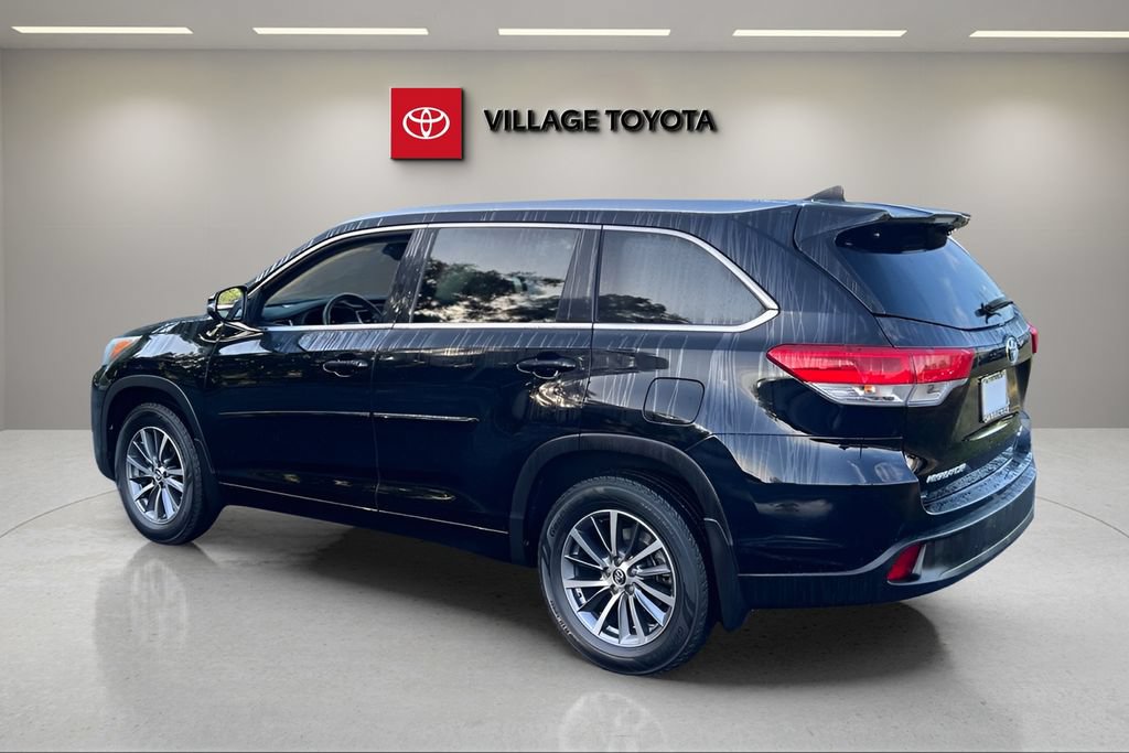 Certified 2017 Toyota Highlander XLE FWD image 3