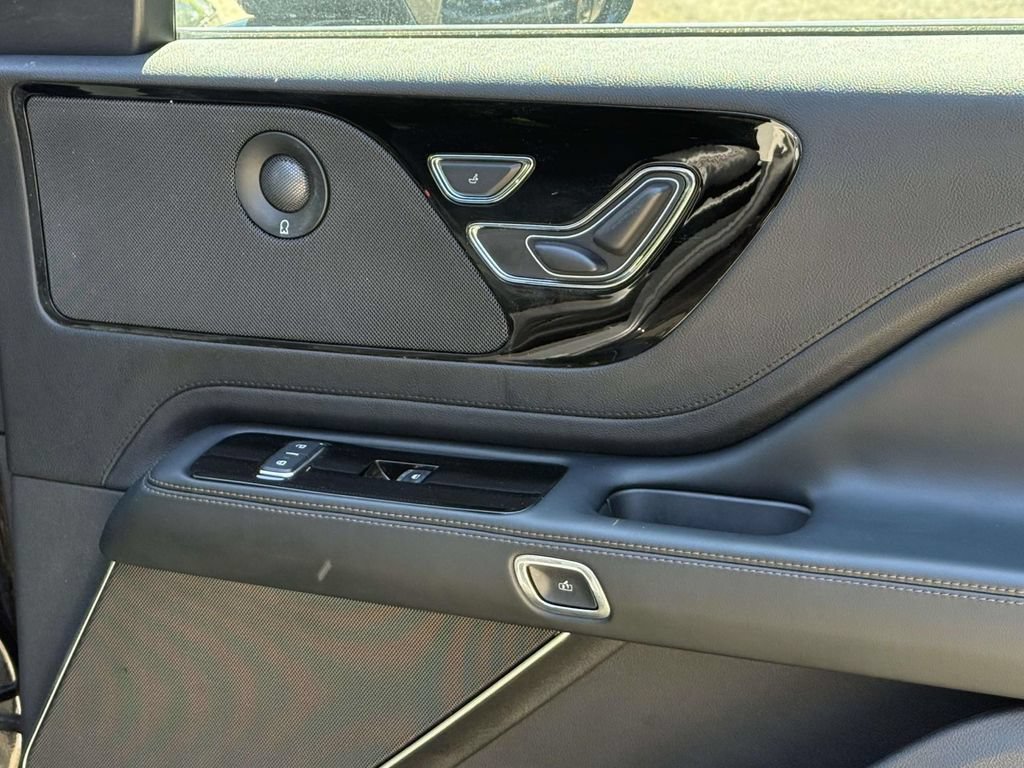 Used 2025 Lincoln Aviator AWD image 8