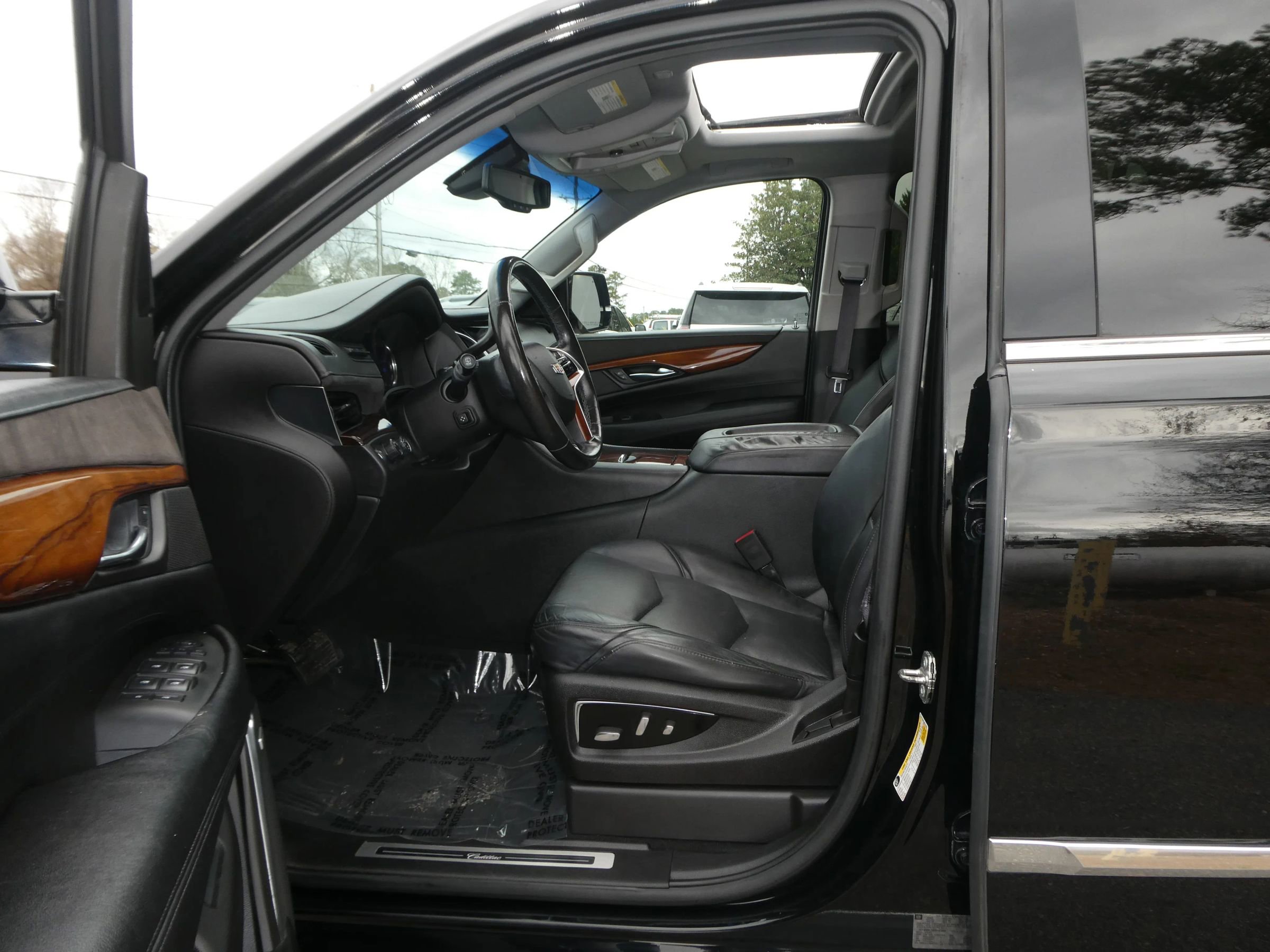 Used 2016 Cadillac Escalade Luxury image 14