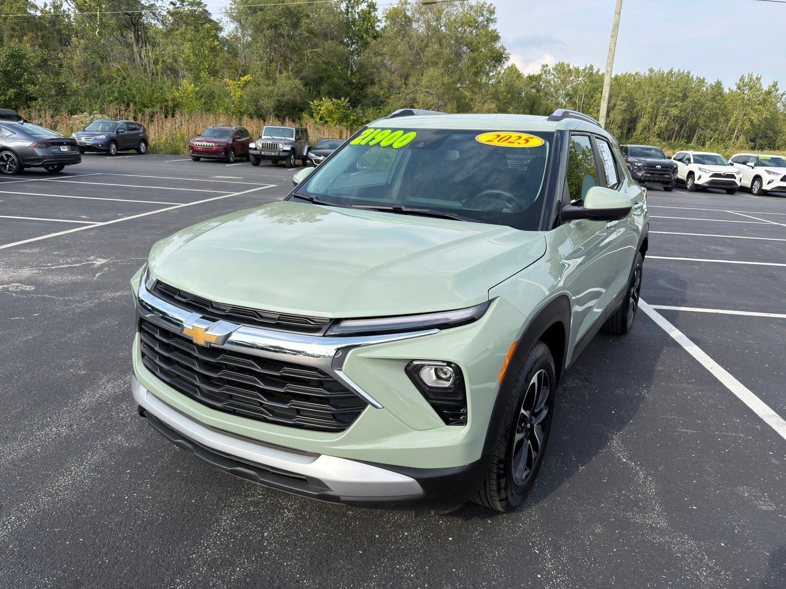Used 2025 Chevrolet TrailBlazer LT w/ LT Cold Weather Package FWD image 2