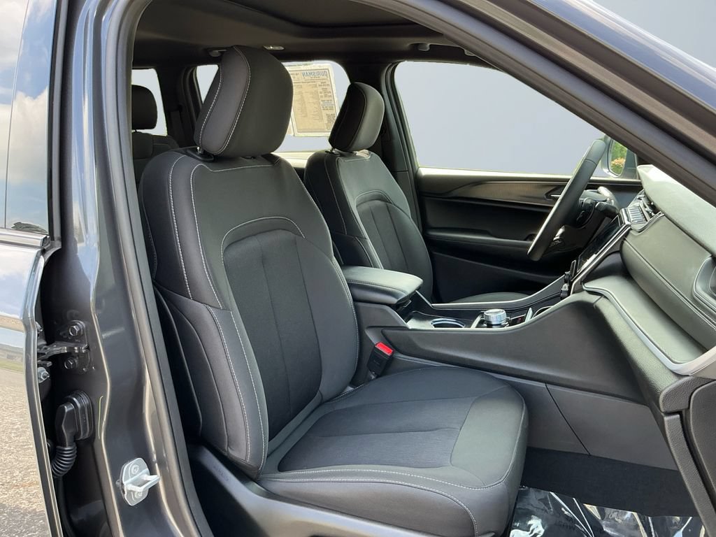 Used 2025 Jeep Grand Cherokee Laredo X AWD/4WD image 16