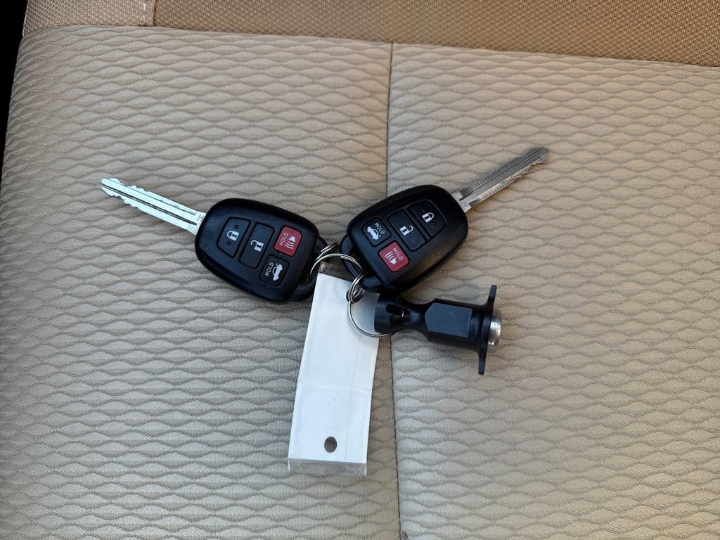 Used 2017 Toyota Corolla LE image 31