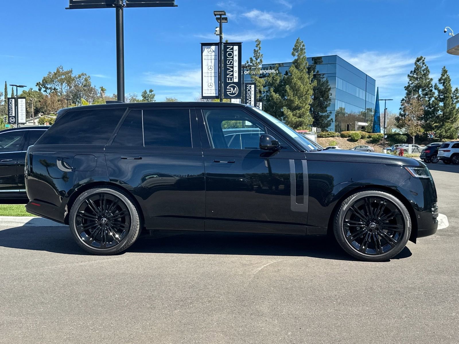 Used 2024 Land Rover Range Rover SE image 2