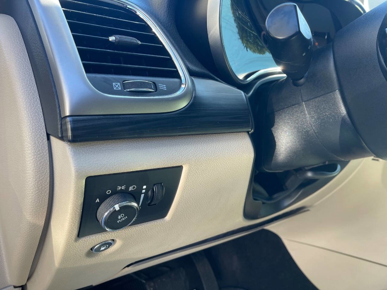 Used 2019 Jeep Grand Cherokee Laredo image 20