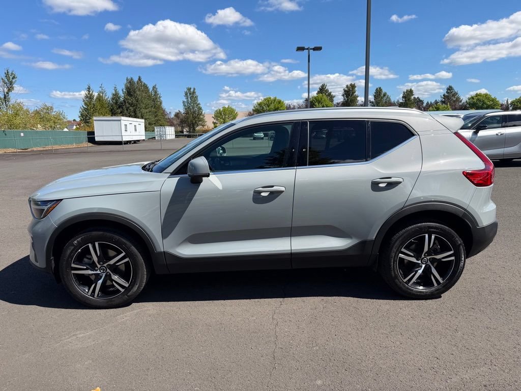 Used 2025 Volvo XC40 B5 Core AWD/4WD image 5
