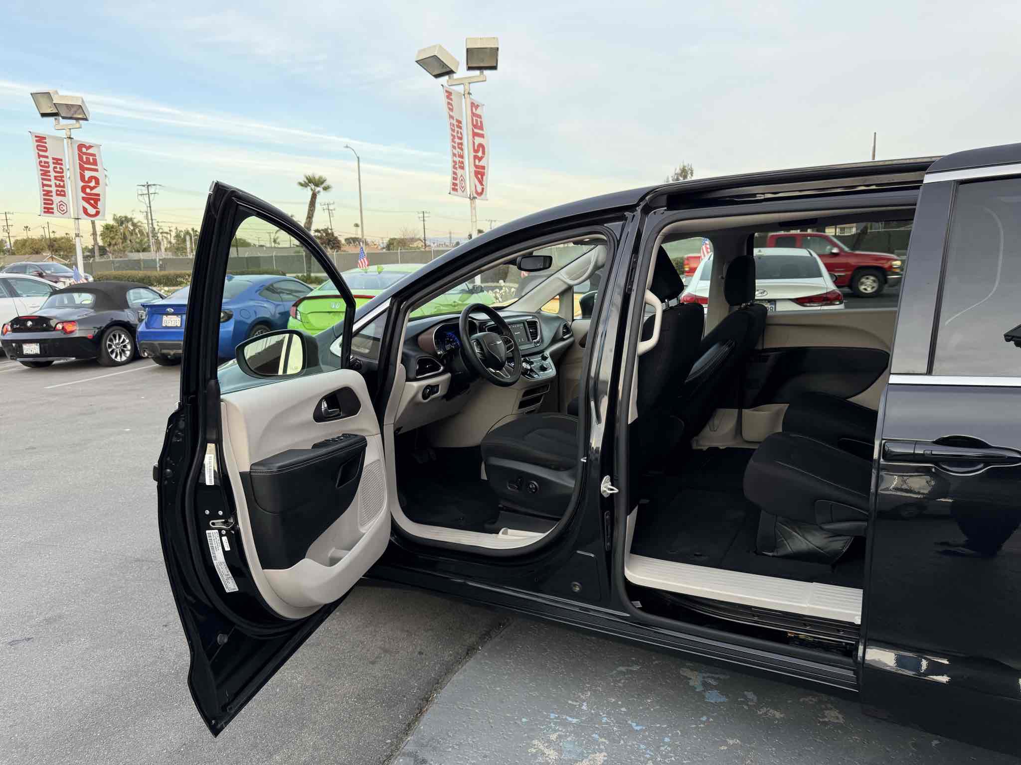 Used 2023 Chrysler Voyager LX image 42