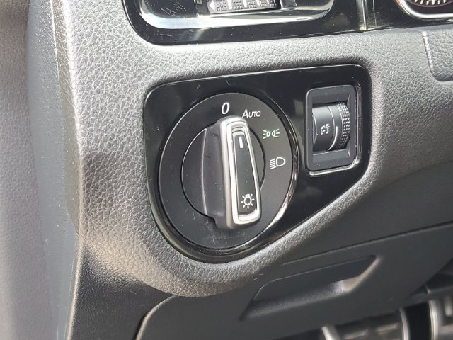 Used 2019 Volkswagen Golf R 4-Door AWD/4WD image 8