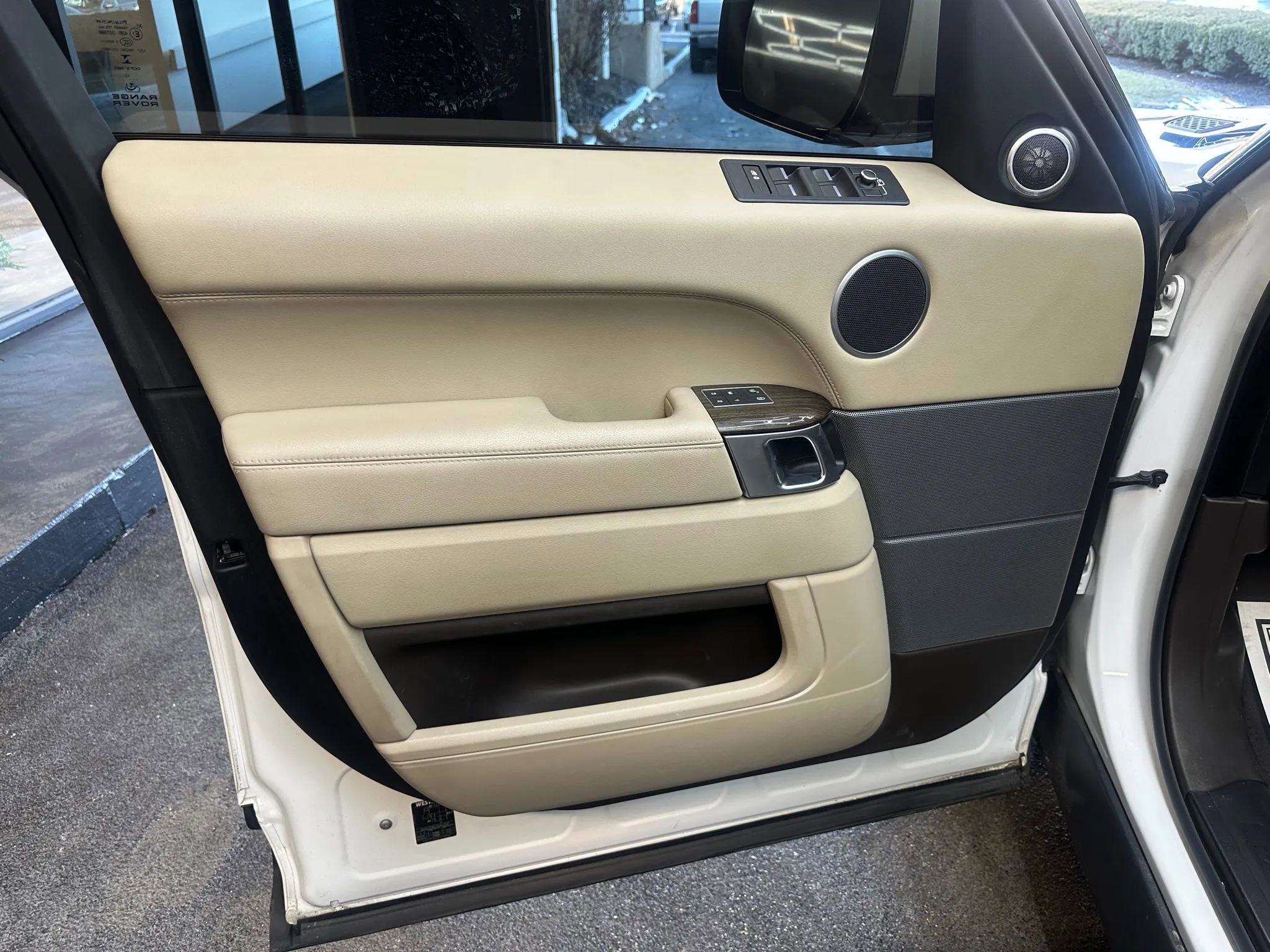 Used 2016 Land Rover Range Rover Sport SE image 11