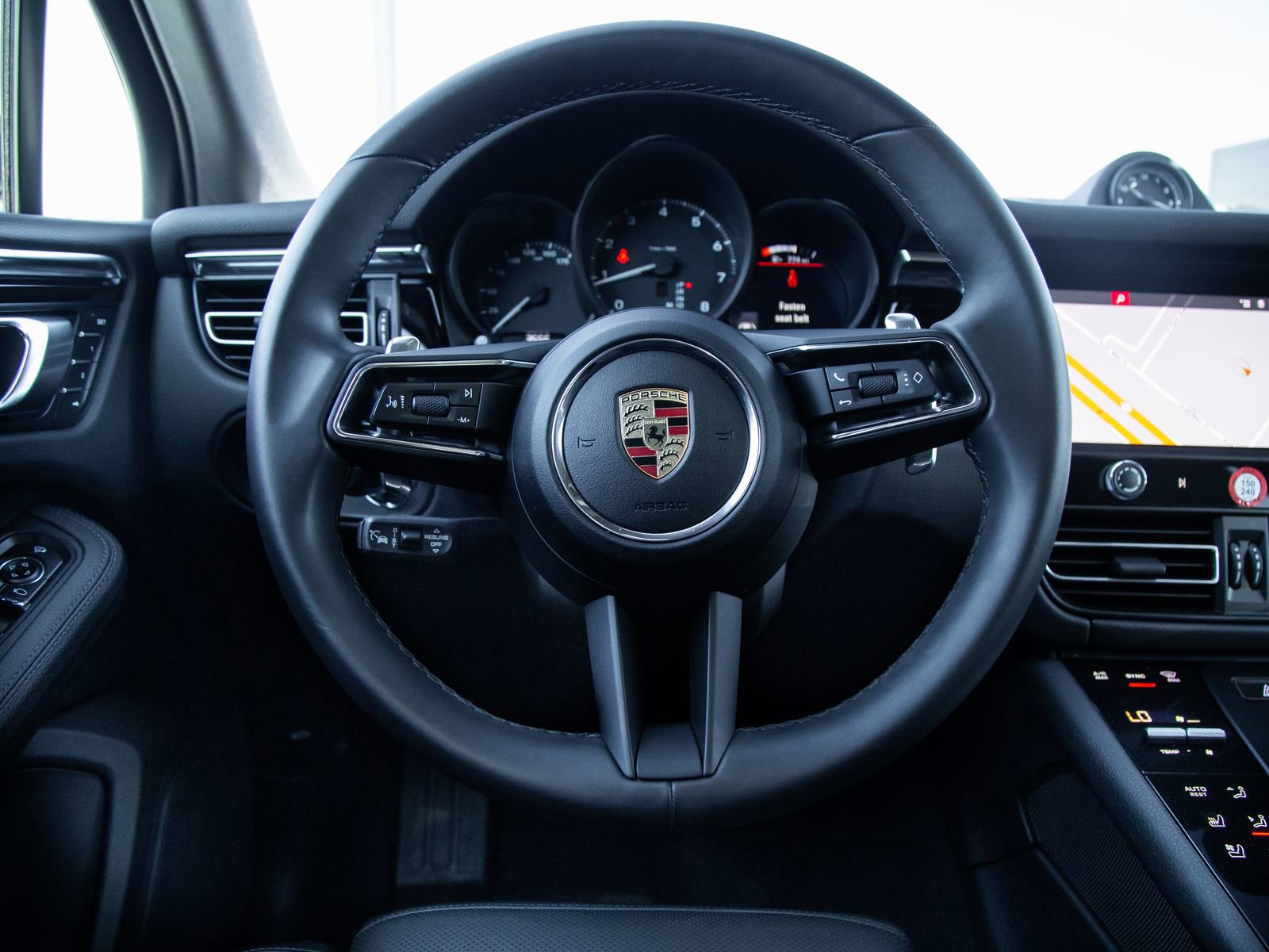 Certified 2025 Porsche Macan AWD/4WD image 16