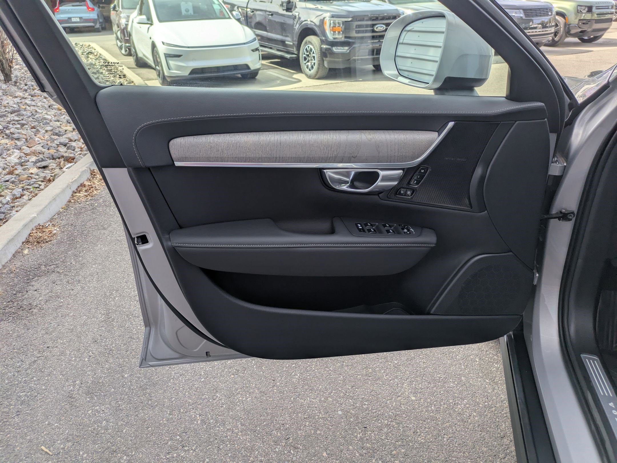 Used 2025 Volvo V90 B6 Cross Country Ultra w/ Protection Package Premier image 12