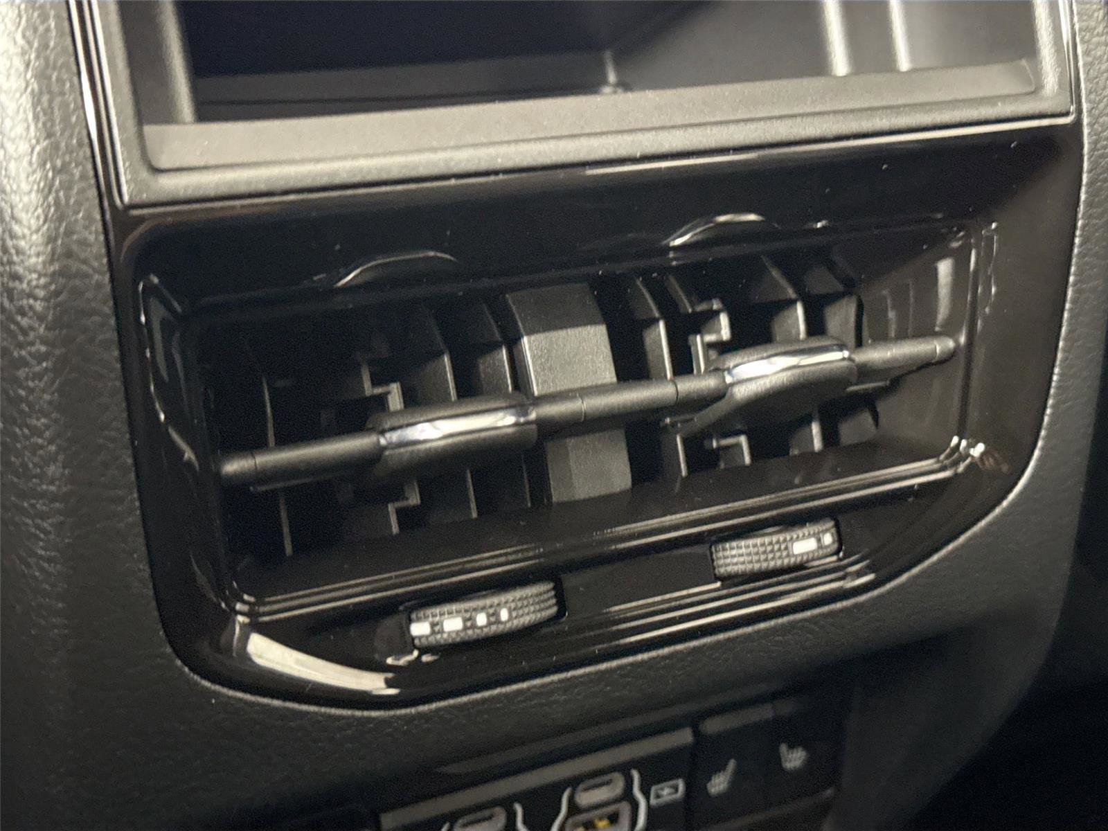 Used 2025 Jeep Grand Cherokee Limited image 38