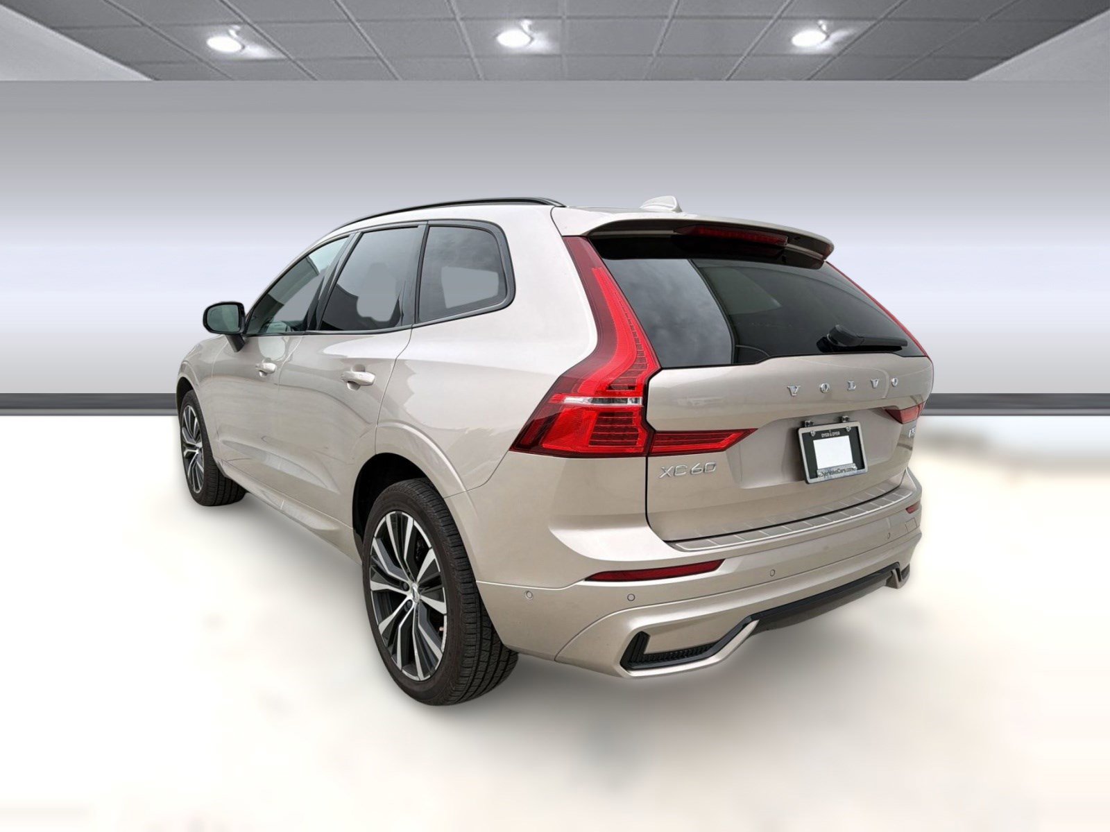 Used 2024 Volvo XC60 B5 Plus w/ Protection Package Premier AWD/4WD image 3