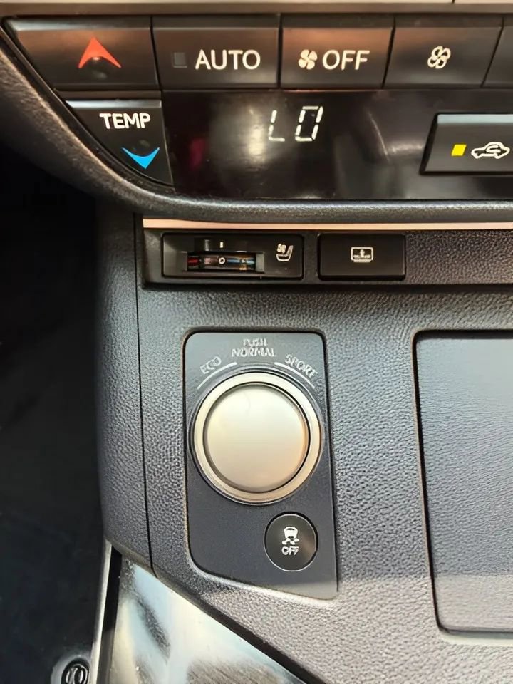 Used 2015 Lexus ES 350 w/ Luxury Package FWD image 29