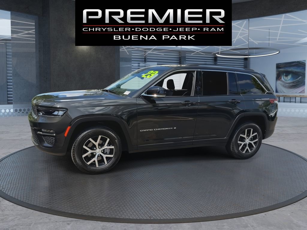 Used 2023 Jeep Grand Cherokee Limited w/ Trailer Tow Prep Group (B) AWD/4WD image 4