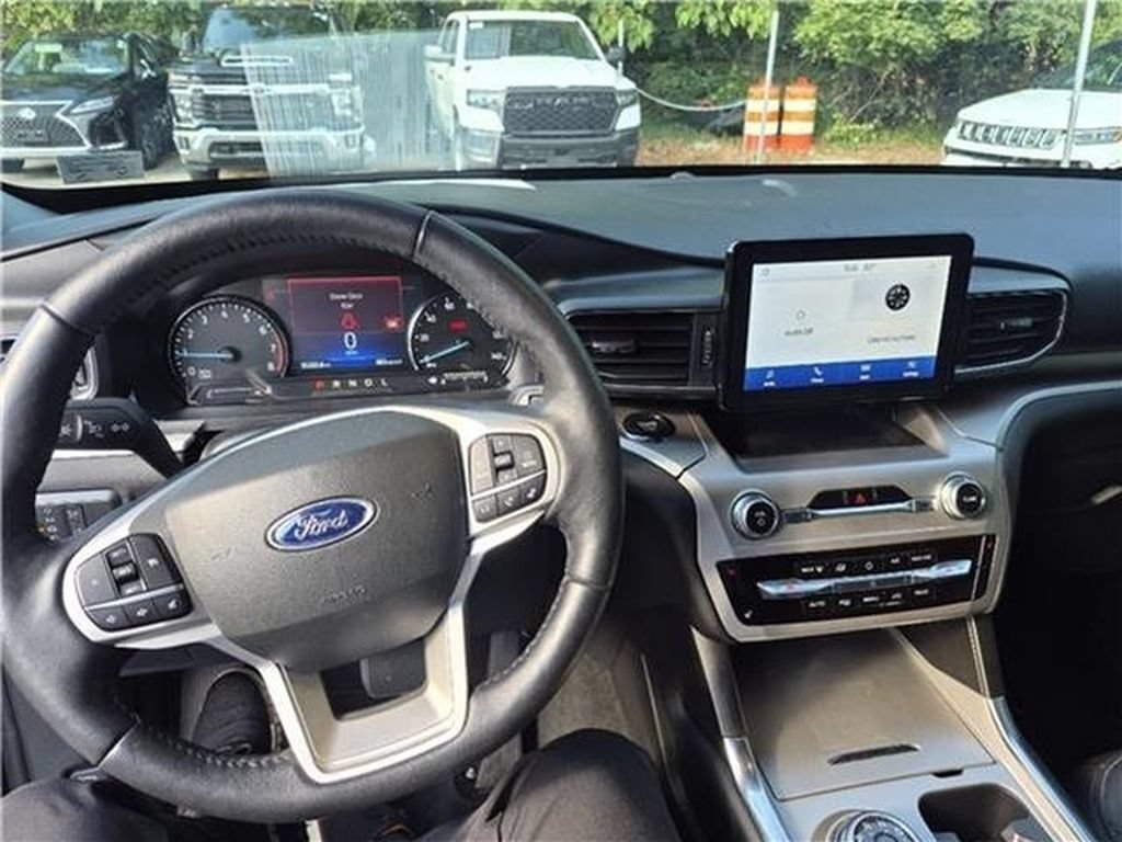 Used 2022 Ford Explorer XLT w/ Equipment Group 202A AWD/4WD image 38