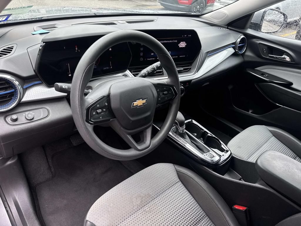 Used 2025 Chevrolet Trax LT FWD image 18