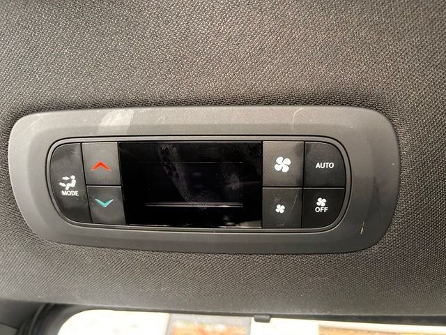 Used 2025 Chrysler Pacifica Select FWD image 18