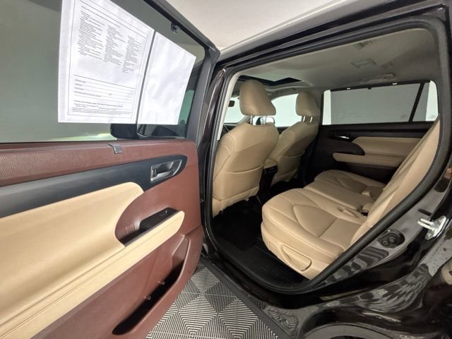 Used 2021 Toyota Highlander XLE AWD/4WD image 21