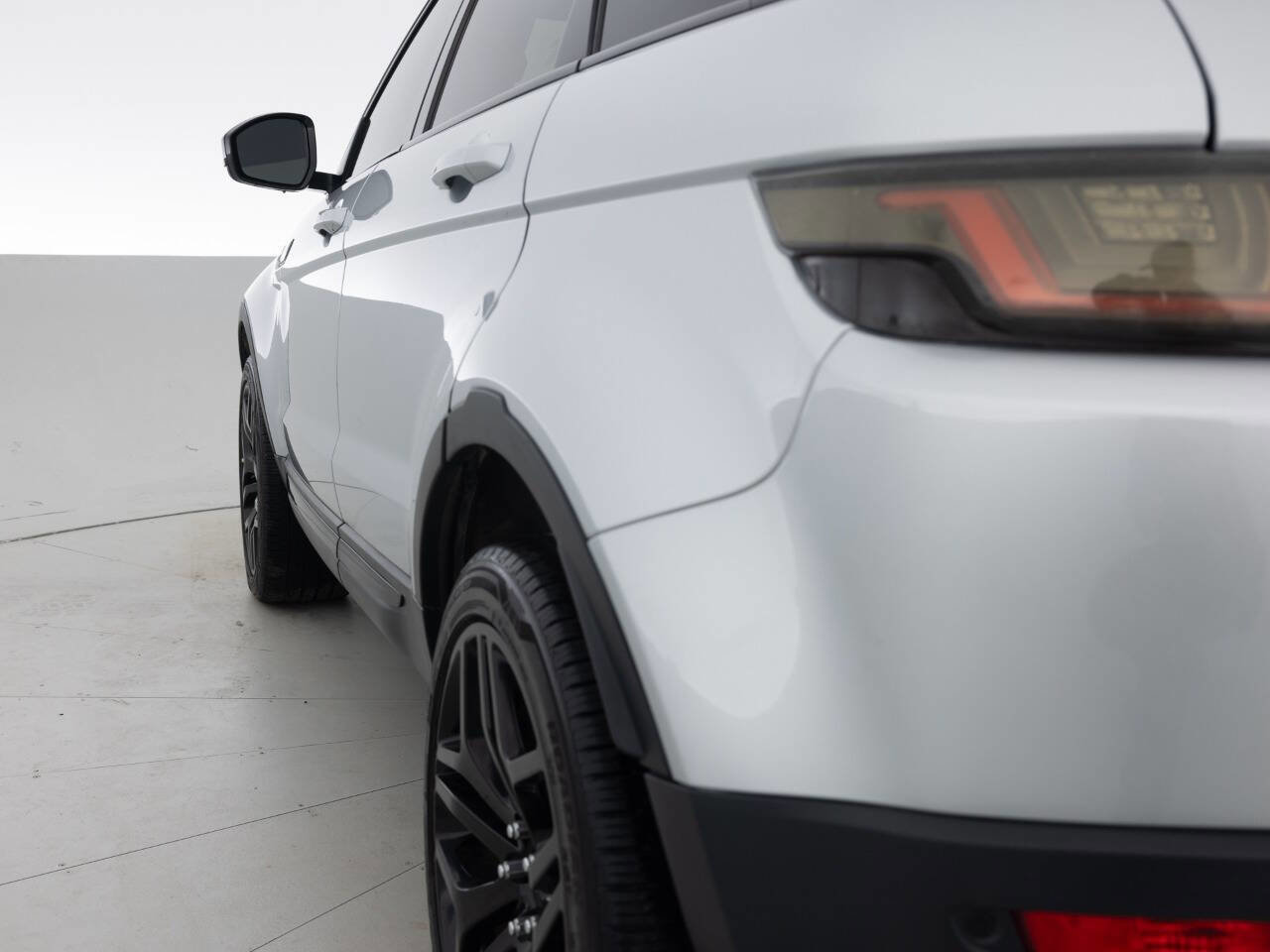 Used 2017 Land Rover Range Rover Evoque SE image 13