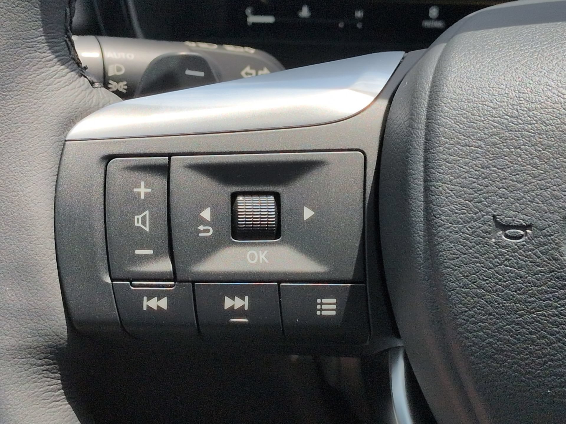 New 2027 INFINITI QX60 Luxe w/ Family Package FWD image 28