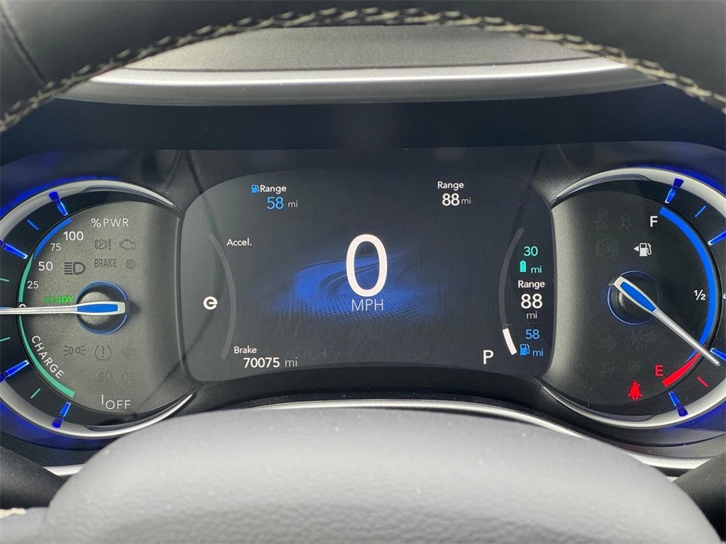 Used 2023 Chrysler Pacifica Touring-L image 16