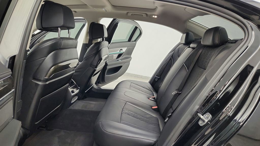 Used 2018 BMW 750i xDrive image 29