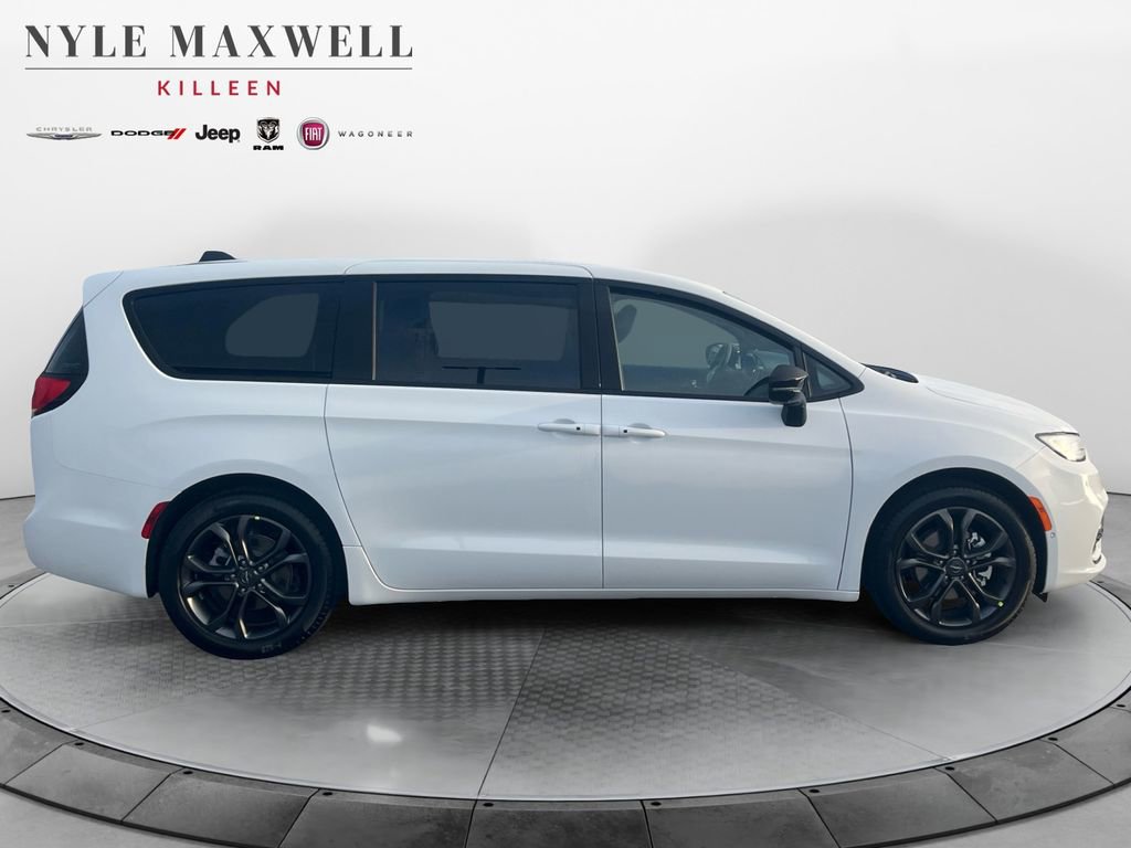 New 2026 Chrysler Pacifica Select image 17