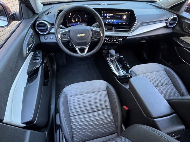 Used 2025 Chevrolet Trax LT w/ LT Convenience Package image 16