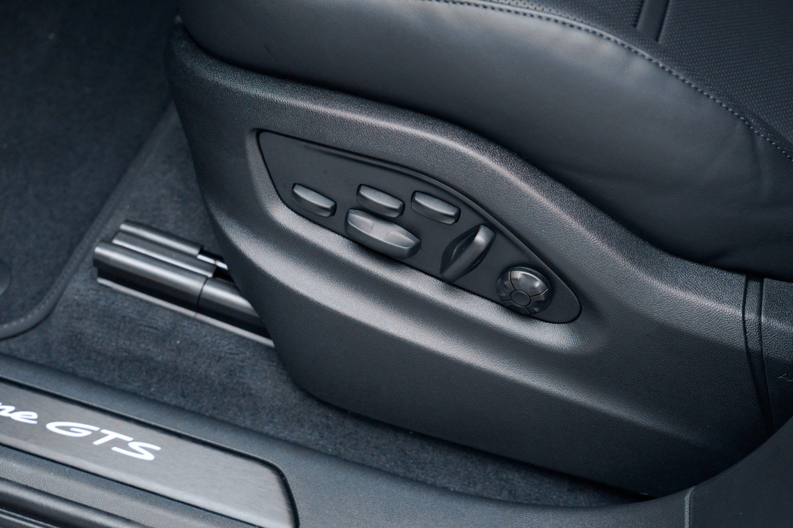New 2026 Porsche Cayenne GTS image 14