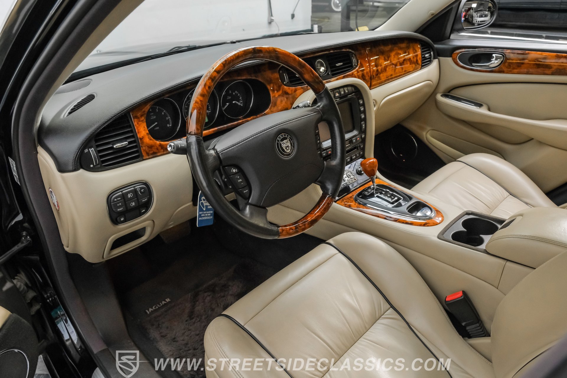 Used 2007 Jaguar XJ8 L RWD image 4