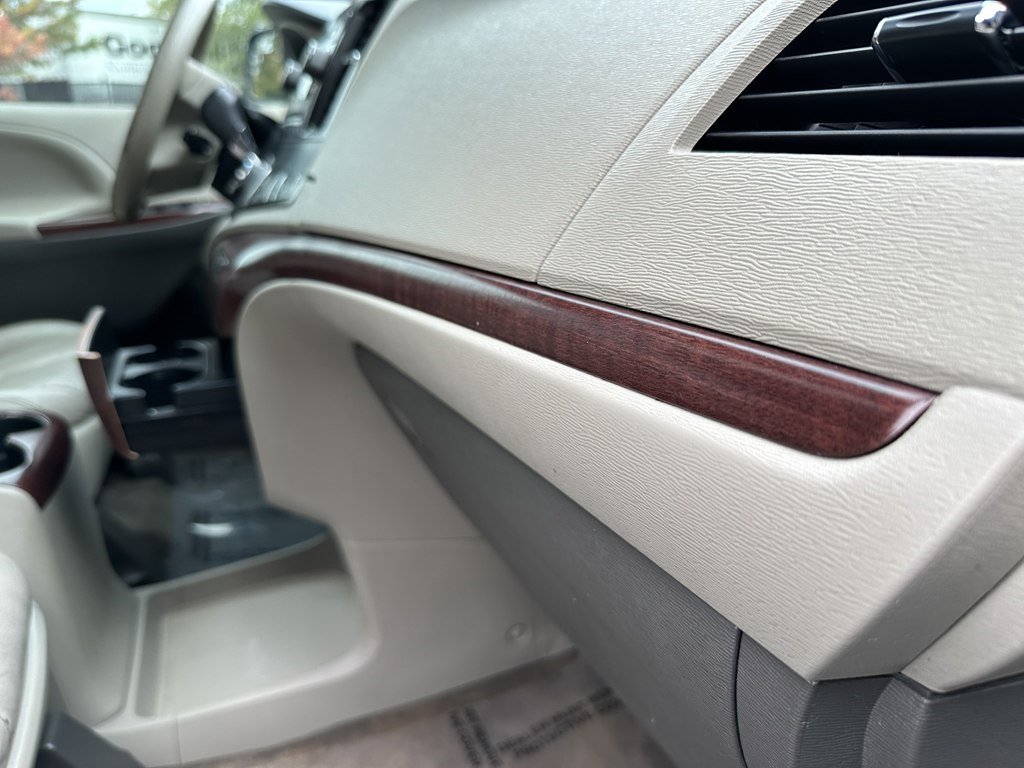 Used 2013 Toyota Sienna XLE image 27