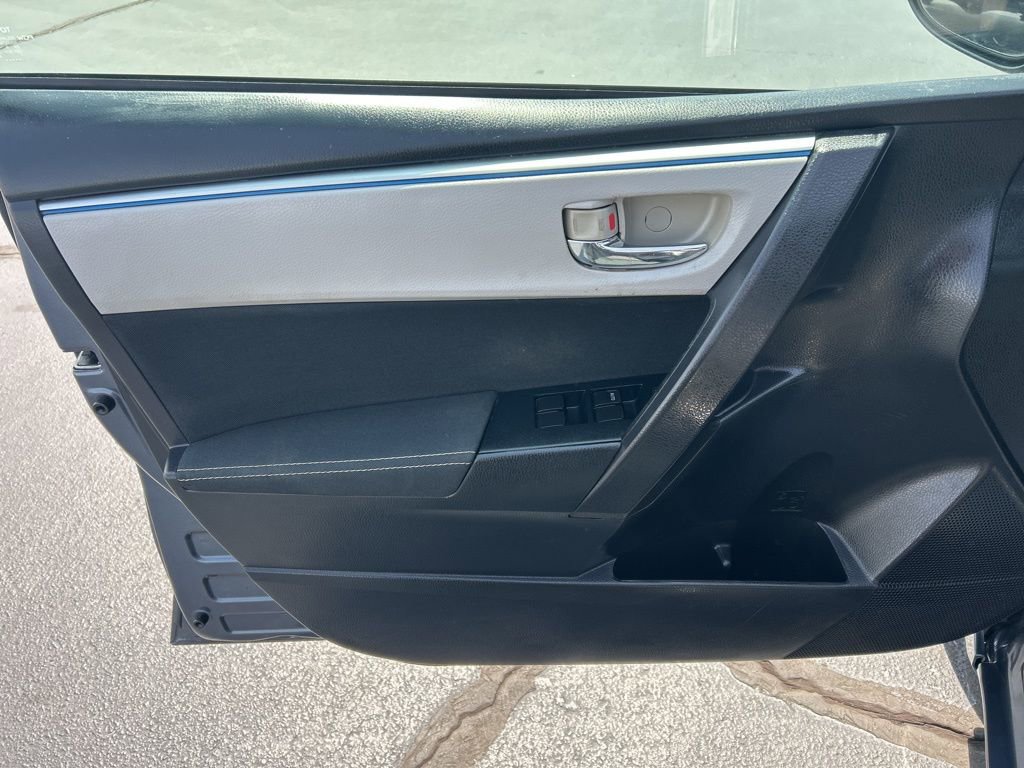 Used 2015 Toyota Corolla LE FWD image 3