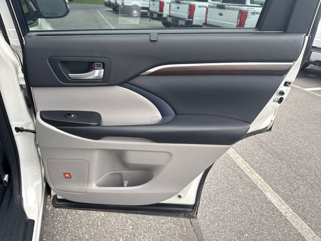 Used 2014 Toyota Highlander Limited AWD/4WD image 16