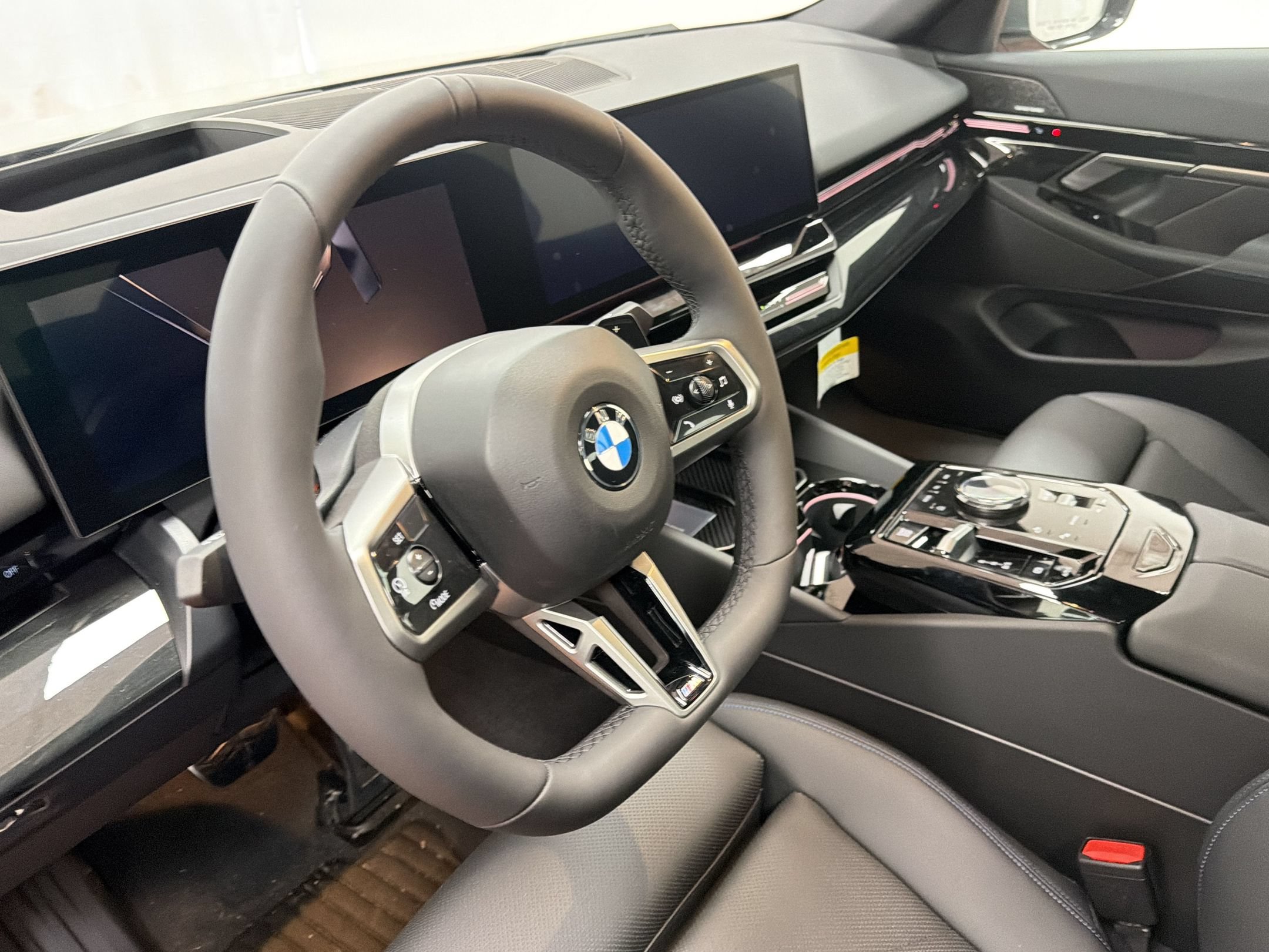 Used 2026 BMW 530i xDrive w/ M Sport Package AWD/4WD image 4