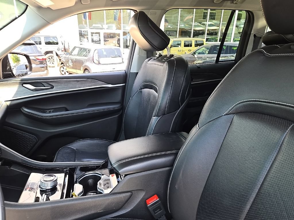 Certified 2023 Jeep Grand Cherokee Limited w/ Luxury Tech Group II AWD/4WD image 19