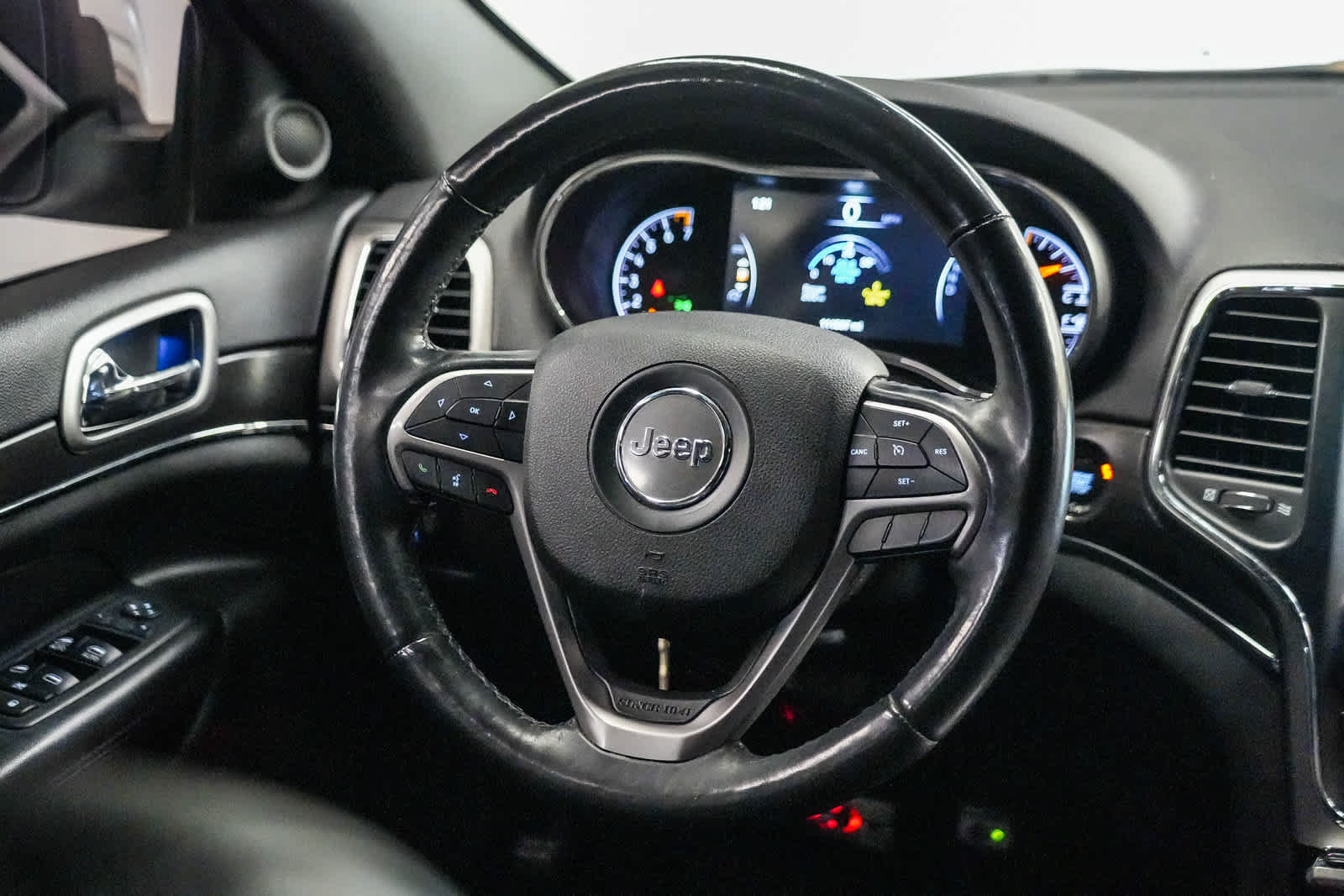 Used 2018 Jeep Grand Cherokee Limited AWD/4WD image 15