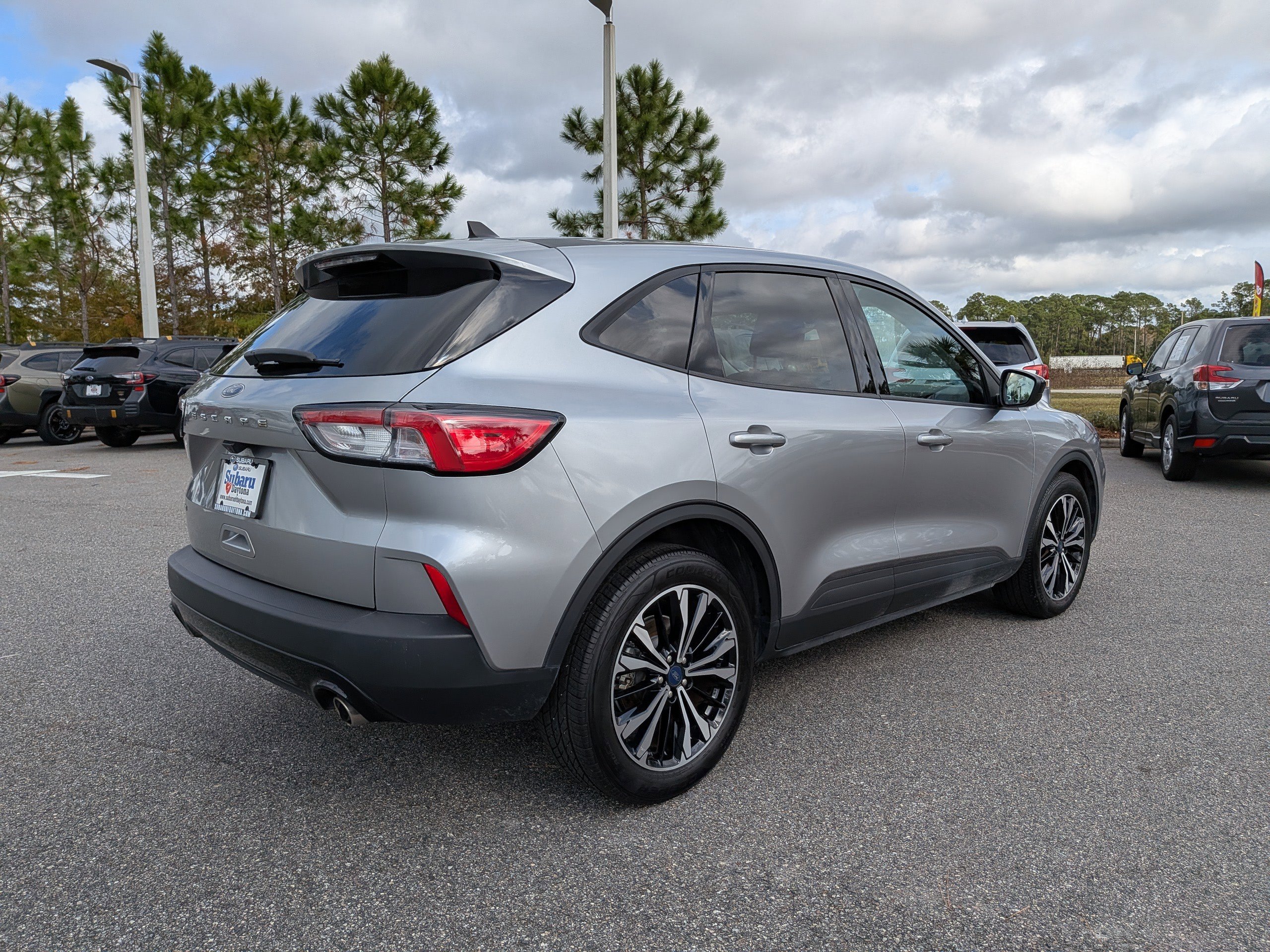 Used 2021 Ford Escape SE w/ SE Sport Appearance Package image 3
